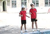 學校自創“夜光”校服防早戀，哈馬“幼兒園校服定制廠家”稱：改得好