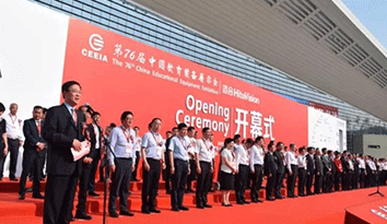 第76屆中國教育裝備展示會在重慶盛大開幕， “學(xué)校校服定制”服裝其實(shí)才是學(xué)生最重要的“裝備”