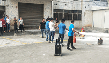 為了增強(qiáng)哈馬校服定做企業(yè)員工的消防意識，我司于近日舉行了一場消防演習(xí)
