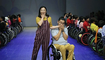北京服裝學(xué)院助力第29次“全國助殘日”，舉辦了一場“非常美”無障礙校服定制服飾展演活動