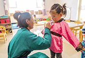 六一將至，錫市牧民親手縫制校服定做，贈送給蘇木幼兒園小朋友們
