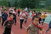 貴州一小學孩子們都沒錢穿上校服定做，一群愛心人士共同募捐籌集
