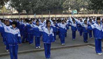 我們的“校服定制”終于引起注意，兩會(huì)委員提案對(duì)校服“下手”