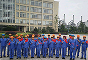 浙理工學子脫下“校服定制”，穿上工裝進行大合唱，培養愛國情懷