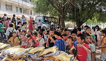 廣西愛心公益組織走進校園，為某校212名學生提供統一的“校服定做”著裝