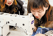 浙江理工大學(xué)學(xué)生自主設(shè)計(jì)“校服定制”著裝