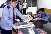  8月初，內(nèi)蒙古包頭市教育部門聯(lián)合市場監(jiān)管局抽檢學(xué)生“校服定制”著裝　