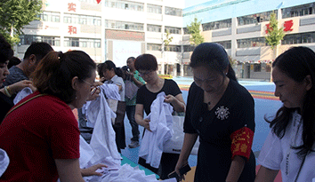 河南市二七區幸福路小學，舉行傳遞愛心調換“校服定制”著裝公益活動