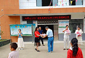 安順市文化廣電旅游局為黃果樹鎮盔林小學的孩子們，捐贈愛心“校服定制”著裝