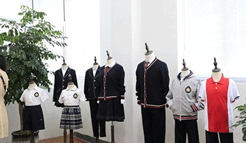 學校家長實地探訪校服定制企業，監督校服生產質量