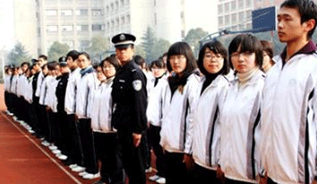 浙江省市場(chǎng)監(jiān)督局召回百余件毒“校服定制”衣服，其出品可分解出致癌物質(zhì)