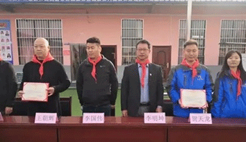 愛(ài)心企業(yè)向鄭州經(jīng)開(kāi)區(qū)八里灣小學(xué)捐贈(zèng)“校服定制”著裝