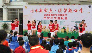 溫州市“滴水微公益?圓夢(mèng)微心愿”活動(dòng)走進(jìn)校園 把新的校服定制著裝捐贈(zèng)給孩子們