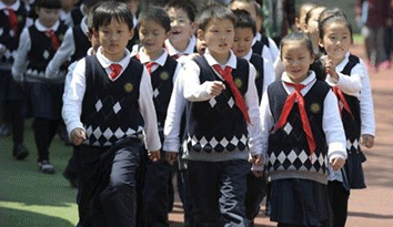 純棉的校服定制衣服清洗后能手動擰干嗎 ？