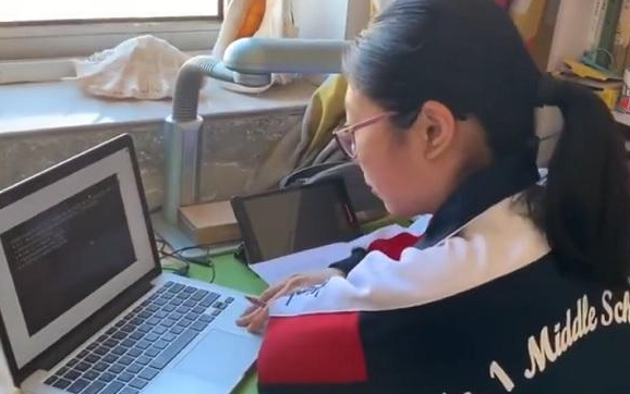哈馬校服定制廠家獲悉，石家莊一中規定學生們上網課時要穿著校服