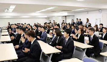 日本企業應對學校停課：允許員工帶孩子上班,開放會議室寫作業,哈馬校服生產公司為此表示此舉太暖心了！