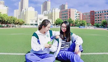 連白巖松都吐槽的中國校服定做，卻受到韓國學生的好評，原來“它”優(yōu)點那么突出