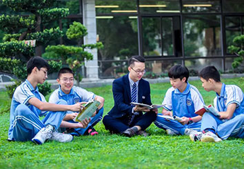 東莞哈馬校服定制生產(chǎn)廠家，為東莞市東方明珠學(xué)校專屬設(shè)計(jì)，一校一款
