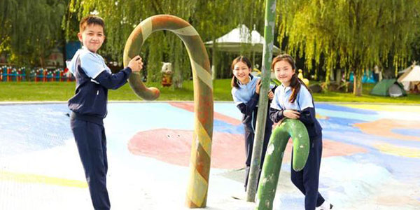 秋季小學生定制校服,校服生產廠家