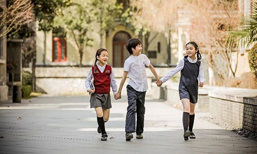校服生產(chǎn)廠家，校服定制